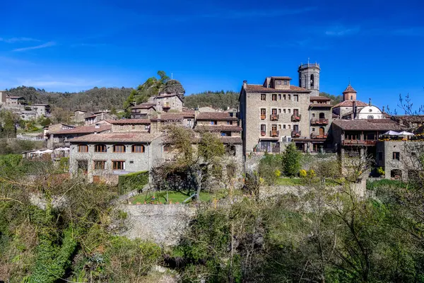 Güneşli bir günde çok güzel bir İspanyol köyü Rupit. Katalonya