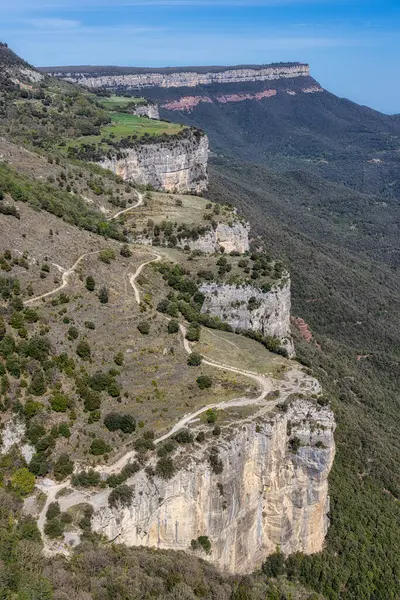 カタルーニャ州の小さな村ルプティの近くの美しいスペインの山の風景 公園の国立公園 ストック写真