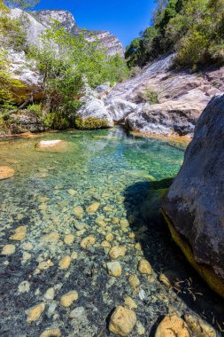Sadernes, katalonya, İspanya 'daki yeşil dağların manzarası