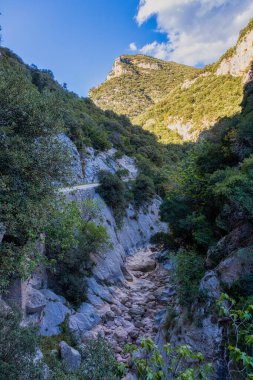 İspanya 'nın Katalonya' sında bulutlu bir yaz gününde Sadernes Dağları