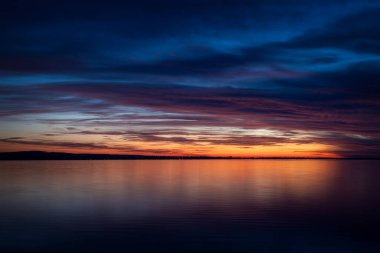 Donmuş bir balaton gölünden kışın gün batımı