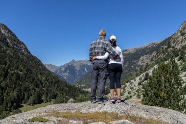 Orta yaşlı turist çifti İspanya 'nın Dağ Pireneleri manzarasını dört gözle bekliyor.