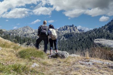 Orta yaşlı turist çifti İspanya 'nın Dağ Pireneleri manzarasını dört gözle bekliyor.