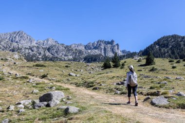 İspanyol Pireneler Dağı 'nın yanından geçen orta yaşlı kadın turist güneşli bir günde