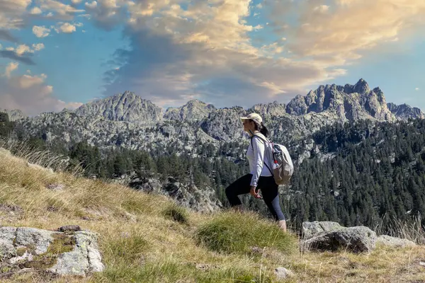İspanyol Pireneler Dağı 'nın yanından geçen orta yaşlı kadın turist güneşli bir günde