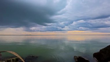 Macaristan 'ın Balaton gölünde gün batımında küçük dalgalar. Zaman aşımı