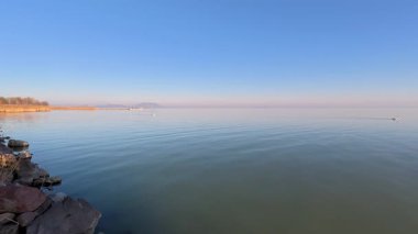Macaristan 'daki Balaton gölünün sakin sularında eski volkanlar ve sessiz kuğular var.