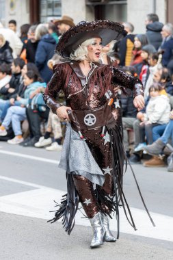 Palamos, İspanya - Marc 01 2025, İspanya 'da Katalonya' daki küçük bir kasabadaki geleneksel karnaval geçidi