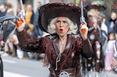 Palamos, İspanya - Marc 01 2025, İspanya 'da Katalonya' daki küçük bir kasabadaki geleneksel karnaval geçidi