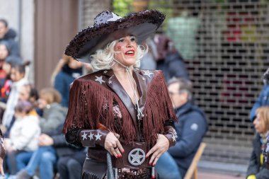 Palamos, İspanya - Marc 01 2025, İspanya 'da Katalonya' daki küçük bir kasabadaki geleneksel karnaval geçidi