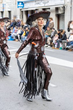 Palamos, İspanya - Marc 01 2025, İspanya 'da Katalonya' daki küçük bir kasabadaki geleneksel karnaval geçidi