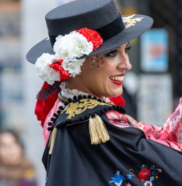 Palamos, İspanya - Marc 01 2025, İspanya 'da Katalonya' daki küçük bir kasabadaki geleneksel karnaval geçidi