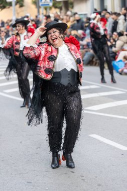 Palamos, İspanya - Marc 01 2025, İspanya 'da Katalonya' daki küçük bir kasabadaki geleneksel karnaval geçidi