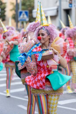 Palamos, İspanya - Marc 01 2025, İspanya 'da Katalonya' daki küçük bir kasabadaki geleneksel karnaval geçidi