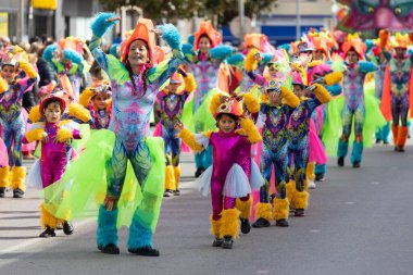 Palamos, İspanya - Marc 01 2025, İspanya 'da Katalonya' daki küçük bir kasabadaki geleneksel karnaval geçidi