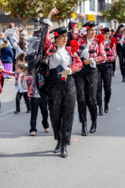 Palamos, İspanya - Marc 01 2025, İspanya 'da Katalonya' daki küçük bir kasabadaki geleneksel karnaval geçidi