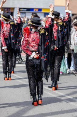 Palamos, İspanya - Marc 01 2025, İspanya 'da Katalonya' daki küçük bir kasabadaki geleneksel karnaval geçidi