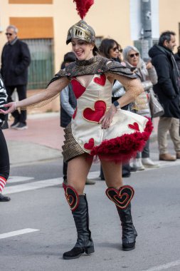 Palamos, İspanya - Marc 01 2025, İspanya 'da Katalonya' daki küçük bir kasabadaki geleneksel karnaval geçidi