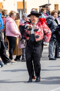 Palamos, İspanya - Marc 01 2025, İspanya 'da Katalonya' daki küçük bir kasabadaki geleneksel karnaval geçidi