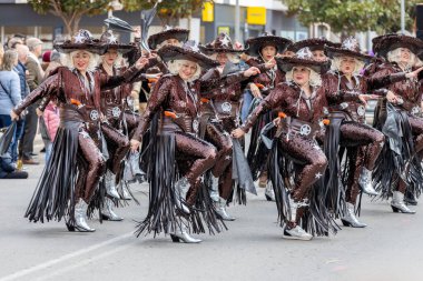 Palamos, İspanya - Marc 01 2025, İspanya 'da Katalonya' daki küçük bir kasabadaki geleneksel karnaval geçidi