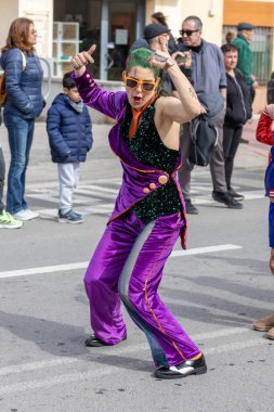 Palamos, İspanya - Marc 01 2025, İspanya 'da Katalonya' daki küçük bir kasabadaki geleneksel karnaval geçidi