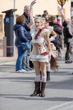 Palamos, İspanya - Marc 01 2025, İspanya 'da Katalonya' daki küçük bir kasabadaki geleneksel karnaval geçidi