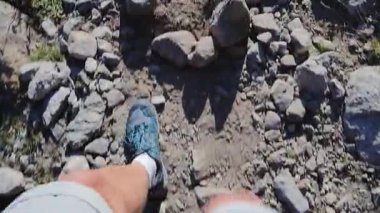 İspanyol Pirenesi dağında yürüyen bir turist. Tanınmayan kişi