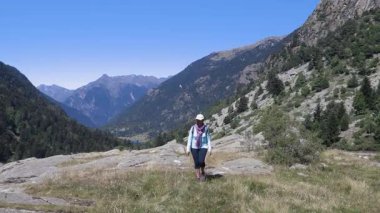 İspanyol Pirenesi Dağı 'nda yürüyen genç turist kadın.