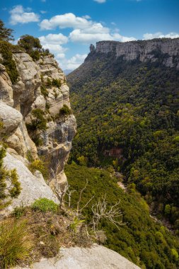 Katalonya'da küçük köy Rupit yakınlarındaki güzel İspanyol dağ manzara, park milli