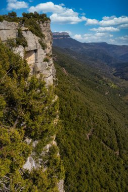 Katalonya'da küçük köy Rupit yakınlarındaki güzel İspanyol dağ manzara, park milli