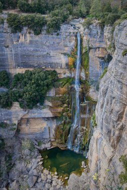 Güzel creek küçük köy Rupit yakınlarında İspanya Katalonya, şelaleler ile. Dere Rupit.