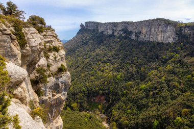 Katalonya'da küçük köy Rupit yakınlarındaki güzel İspanyol dağ manzara, park milli
