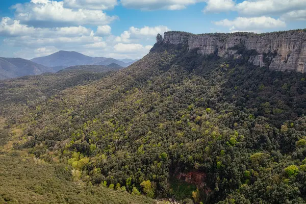 Katalonya'da küçük köy Rupit yakınlarındaki güzel İspanyol dağ manzara, park milli