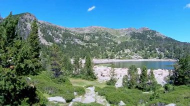 İspanya 'daki dağ gölü kıyısında, Katalonya' da, Malniu Gölü 'nde, Puigcerda köyü yakınlarında.