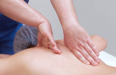 Masör, güzellik salonundaki hastanın sırtına masaj yapıyor. Ceset için tıbbi bakım.