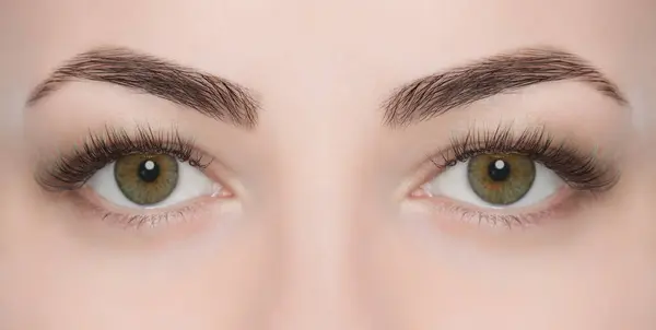 Ögonfransförlängning Förfarande Närbild Vacker Kvinna Med Långa Fransar Skönhetssalong Titta — Stockfoto