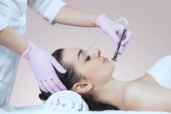 Kosmetologen Gör Proceduren Mikrodermabrasion Ansiktet Vacker Ung Kvinna Skönhetssalong Kosmetologi — Stockfoto