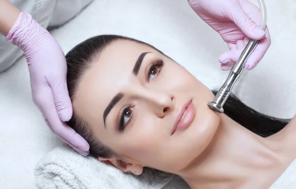 Cosmetólogo Realiza Procedimiento Microdermoabrasión Piel Facial Una Hermosa Mujer Joven —  Fotos de Stock