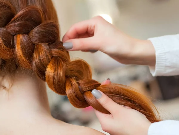 Schöne Mädchen Mit Langen Roten Haaren Friseur Webt Einen Zopf — Stockfoto