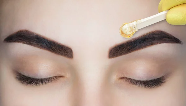 Make Artist Plucks Her Eyebrows Procedure Permanent Make Beauty Salon — Stockfoto