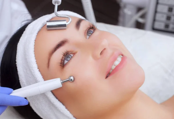 Der Kosmetologe Macht Den Apparat Einem Verfahren Der Mikrostromtherapie Einer — Stockfoto