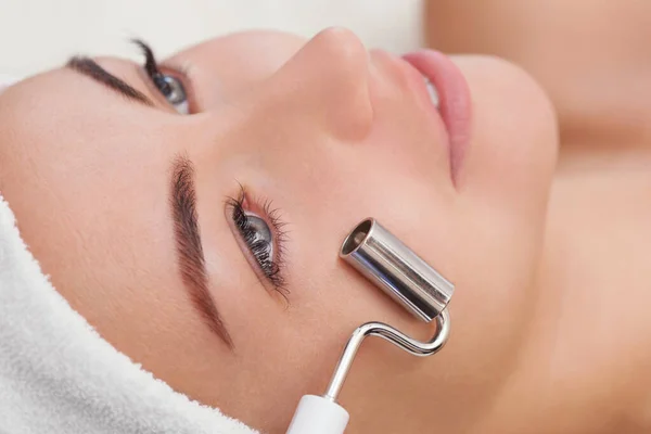 Der Kosmetologe Macht Den Apparat Einem Verfahren Der Mikrostromtherapie Einer — Stockfoto