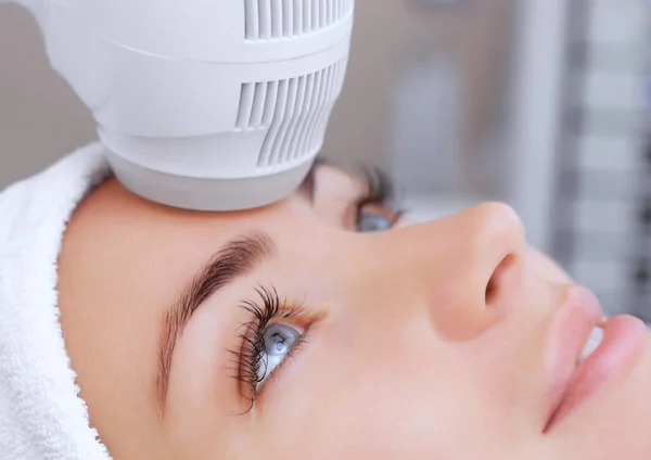 Lekarz Kosmetolog Wykonuje Zabieg Krioterapia Skóry Twarzy Pięknej Młodej Kobiety — Zdjęcie stockowe