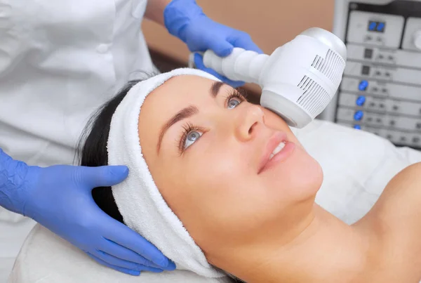 Cosmetologist Makes Procedure Cryotherapy Facial Skin Beautiful Young Woman Beauty — Photo