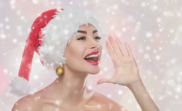 Portret Van Een Mooie Vrouw Een Rode Kerstman Hoed Sneeuwvlokken — Stockfoto