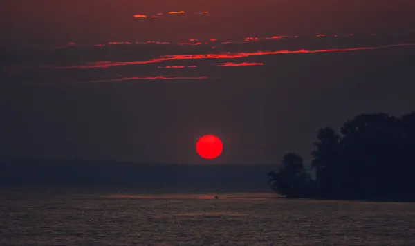 Piękny Romantyczny Zachód Słońca Tle Zachmurzonego Nieba Morza — Zdjęcie stockowe