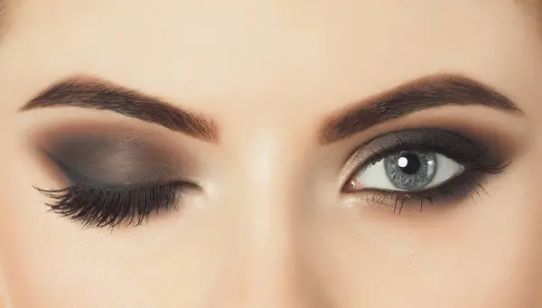 Hermosa Mujer Con Pestañas Largas Con Hermoso Maquillaje Noche Ojos —  Fotos de Stock