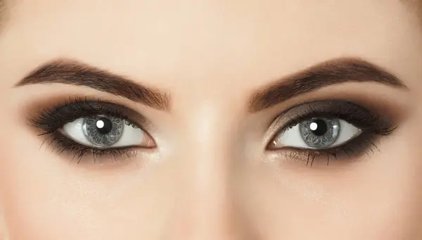 Vacker Kvinna Med Långa Ögonfransar Och Med Vacker Kvällsmakeup Ögonen — Stockfoto