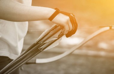 Bir hedefe yönelik atlet ve okla vurur. Okçuluk.