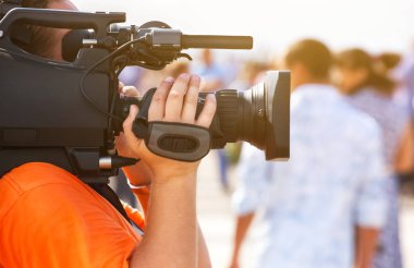 Operatör fotoğrafçı, toplu kutlamalarda profesyonel bir kamera röportajı yapar..